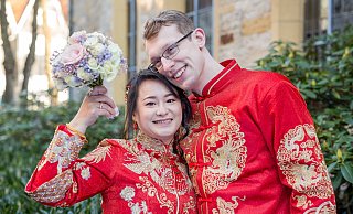 Raffael Eggert und Phibie Mak heirateten in traditioneller chinesischer Tracht - ein Bild, das Gütersloh so selten gesehen hat. - Andre Schneider