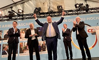 Nach seiner rund 30-minütigen Rede wird Armin Laschet (M.) im Festzelt bejubelt. Auch Bundestagsabgeordneter Carsten Linnemann (v. l.), CDU-Kreischef Christoph Rüther, und die Landtagsabgeordneten Daniel Sieveke und Bernhard Hoppe-Biermeyer klatschen mit. - Jens Reddeker