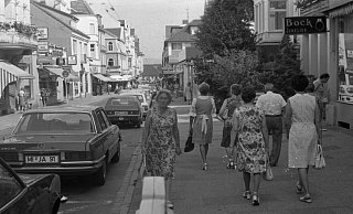 Im Juli 1976 konnte die Autos zumindest in der oberen Klosterstraße noch direkt vor den Geschäften vorfahren. Wäre das wieder eine Option für die Zukunft? - NW Archiv