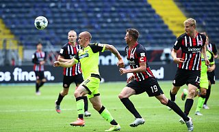 Sven Michel, der hier dem Eintracht-Spieler David Abraham enteilt, schoss mit dem 2:3-Endstand in Frankfurt das letzte Saisontor für den SCP.  - picture alliance / Eibner-Pressefoto/Rene Weiss/Poo