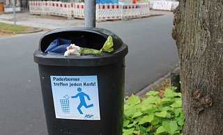 Teilweise müssen die öffentlichen Mülleimer des ASP - hier am Tegelweg - derzeit täglich geleert werden, so viel Müll werden die Menschen weg. - Anastasia von Fugler