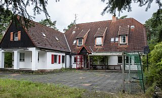 Vor dem Fichteheim haben zuletzt Jugendliche Fußball gespielt. Doch das ist Jahre her. Seitdem steht das marode Gebäude in Bielefeld leer. - Joerg Dieckmann
