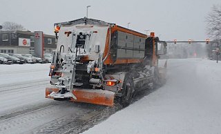 Die Räumfahrzeuge befreien unermüdlich die Straßen vom Schnee, so wie hier in Gütersloh auf der Berliner Straße. - Irja Most