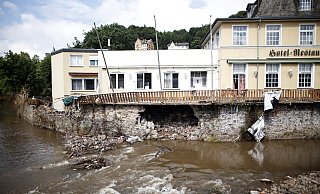 Das Hochwasser hat große Schäden angerichtet - hier in der Innenstadt von Schleiden-Gemünd in der Eifel. - picture alliance / photothek