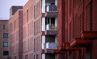 Etwas gesunkene Zinsen und steigende Mieten machen Immobilieninvestments attraktiv (Archivbild) - Julian Stratenschulte/dpa