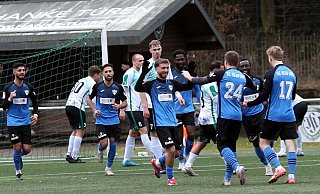 Kunstschütze: Umut Uyanik (Bildmitte) hat soeben mit einem Schlenzer in den Winkel den Herforder Führungstreffer besorgt. Julian-Norbert Czaja (Nr .17) und Pascal Widdecke (Nr. 24) sind die ersten Gratulanten. - Stefan Hageböke