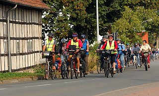 Kurz vor Obermehnen: Idyllische Fachwerkhäuser säumen den Weg der Radfahrer durch das Lübbecker Land. - Heike von Schulz