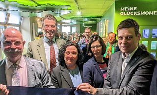 Der stellvertretende Bürgermeister Detlef Gehle, Marcus Graf von Oeynhausen-Sierstorpff, Touristik-Chefin Andrea Gründer, Projektleiterin Nicola Krause, und der Beigeordnete Michael Scholle freuen sich über die Eröffnung der Moorerlebniswelt. - Burkhard Battran