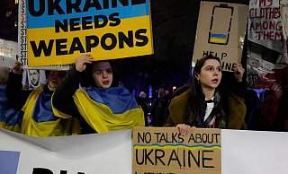 Die Ukraine ist bisher auf US-Militärhilfe im Kampf um ihr Bestehen im russischen Angriffskrieg angewiesen. (Archivbild) - Czarek Sokolowski/AP/dpa