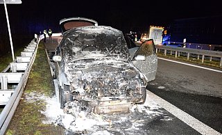 Durch den Brand enstand an dem Fahrzeug ein Totalschaden. - Andreas Eickhoff