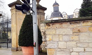 Der neue Radar-Taster der Firma RTB aus Bad Lippspringe erkennt, wenn sich zu Fuß Gehende dem Taster frontal nähern und fordert dann automatisch Grün an. - Stadt Paderborn