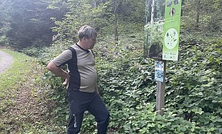 Ralf S. betrachtet ein Schild an der Wanderstrecke im Schwarzwald, wo seine Tochter vor vier Jahren verschwand. - Kabel Eins