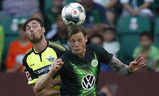 SCP-Kapitän Christian Strohdiek (l.) wird am Sonntag wieder in der Startelf stehen. Wolfsburgs Torjäger Wout Weghorst (r.) fällt dagegen aus. - imago images / Joachim Sielski