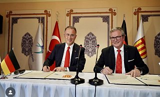 Paderborns Bürgermeister Michael Dreier (r.) und Beylikdüzüs Bürgermeister Mehmet Murat Çalık haben Ende Oktober offiziell die Städtefreundschaft der beiden Städte besiegelt. - Stadt Paderborn