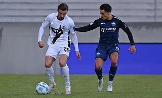 SCP-Neuzugang Mika Baur (r.), hier im Duell gegen den Elversberger Lukas Petkov, feierte am Samstag sein Zweitliga-Startelfdebüt. - picture alliance