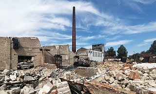Fünf Monate nach dem Großbrand, der am Bosfelder Weg/Georg-Nolte-Weg einen Industriekomplex zerstört hat, zeigt sich dort noch immer ein Bild der Verwüstung. - Marion Pokorra-Brockschmidt