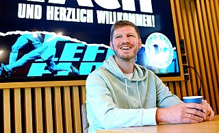 Gut gelaunt vor seinem Abschiedsspiel: Fabian Klos (36) kehrt noch ein letztes Mal auf den Alm-Rasen zurück. - Barbara Franke
