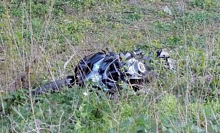 Der Löhner rutschte mit seiner Maschine einen Abhang hinunter. Dort blieb seine Suzuki im Grün liegen. - Foto: Polizei Minden-Lübbecke