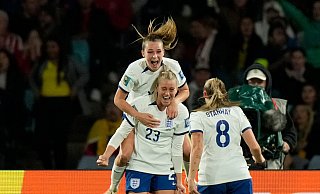 Englands Fußballerinnen feiern den Sieg gegen Turnier-Schreck Kolumbien. - Rick Rycroft/AP/dpa