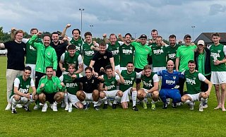 Erst spielten und siegten, dann jubelten die Dornberger gemeinsam. Von Coach Jens Horstmann (4. v. l.) fiel eine Last ab. - TuS Dornberg Erst spielten und siegten, dann jubelten die Dornberger gemeinsam. Von Coach Jens Horstmann (4. v. l.) fiel eine Last ab. - TuS Dornberg