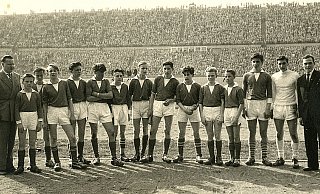 71 .000 Zuschauer waren im Niedersachsenstadion, als der SVEW-Nachwuchs in Hannover ein Oberliga-Vorspiel bestritt. Ganz links SVEW-Urgestein Gerhard Winkelmann, der über viele Jahrzehnte Chef der Jugendabteilung war. - FOTOS: NW
