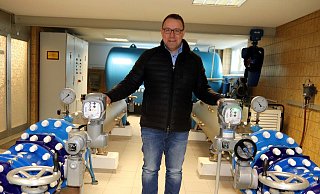 Karsten Klußmann, Centerleiter Technik bei der Energie- und Wasserversorgung Bünde (EWB), zwischen den zwei Reinwasserpumpen, die das Wasser vom Speicher in das Rohrnetz befördern. - Meiko Haselhorst