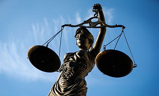 Die Deutschen nehmen die Justiz seltener in Anspruch als früher, die Zahl der Zivilklagen ist stark gesunken. - David-Wolfgang Ebener/dpa