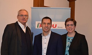 Joachim Finke (Fraktionsvorsitzender der CDU Büren) und Sabrina Henneke (Stadtverbandsvorsitzende) setzen wieder auf Burkhard Schwuchow (m.) als Bürgermeisterkandidat. - CDU Büren