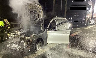 Durch den Fahrzeugbrand kam keine Person zu Schaden. - Feuerwehr Paderborn