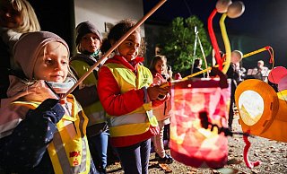 Beim Martinsumzug kommen nicht nur die selbstgebastelten Laternen zum Einsatz. Auch jede Menge Laternenlieder werden gesungen. - Sarah Jonek