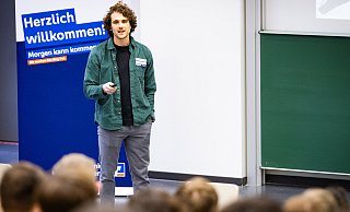 Arminen-Profi Mael Corboz sprach beim Sportbusiness-Tag in der Uni über Nachhaltigkeit. - Mueller