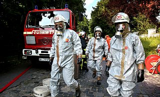 Experten warnen davor, die Säure selbst zu entfernen. Oft ist in solchen Fällen professionelle Hilfe nötig – wie von der Bielefelder Feuerwehr. - Symbolfoto: Sarah Jonek