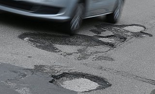 Herfords Straßen bekommen ein dringend benötigtes Makeover. Risse, Löcher und veraltete Radwege gehören bald der Vergangenheit an. - Arne Dedert/dpa