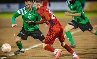 Hicrets Tanju Ertunc (l.) und Türk Sports Furkan Ars haben sich im Kampf um den Ball nichts geschenkt. - Müller