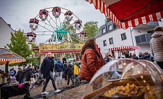Der Stiftsmarkt ist eine von vielen Traditionsveranstaltungen im Ortskern von Schildesche. - Archivfoto: Mike-Dennis Müller