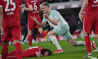 Chancenlos gegen die Freiburger Übermacht: Amos Pieper (27) und der SV Werder gingen am Freitagabend im Breisgau mit 0:5 unter. - IMAGO/Nordphoto