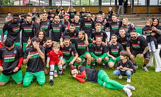 Zwei Spieltage vor Schluss ist dem VfB Fichte der Meistertitel nicht mehr zu nehmen. Das wurde auf der Rußheide dementsprechend bejubelt. - Mueller Zwei Spieltage vor Schluss ist dem VfB Fichte der Meistertitel nicht mehr zu nehmen. Das wurde auf der Rußheide dementsprechend bejubelt. - Mueller