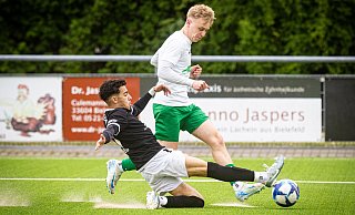 Auch der starke Einsatz des Eintrachtlers Adam Kasdi (dunkles Trikot) gegen Luc Kickert konnte die Niederlage gegen den VfL Oldentrup nicht verhindern. - Mike-Dennis Mueller Auch der starke Einsatz des Eintrachtlers Adam Kasdi (dunkles Trikot) gegen Luc Kickert konnte die Niederlage gegen den VfL Oldentrup nicht verhindern. - Mike-Dennis Mueller