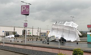 In Bad Oeynhausen wurden die Zelte eines Testzentrums weggeweht. - Polizei