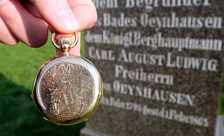 Auf dem Sprungdeckel der goldenen Taschenuhr aus dem Hause Conrad Felsing ist das Wappen des Adelsgeschlechts derer von Oeynhausen zu erkennen. - Thorsten Gödecker