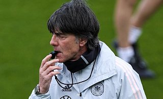 Bundestrainer Joachim Löw belastet seine EM-Spieler in den ersten Tagen in Österreich hart. - Foto: Christian Charisius/dpa