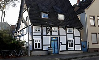 Das Fachwerkhaus an der Tribenstraße steht zum Verkauf. Der Käufer bekäme ein "Komplettpaket" aus geschichtsträchtigem Gebäude und Pfälzer Weinstube. - Meinhard Fenske (Kommunalarchiv)