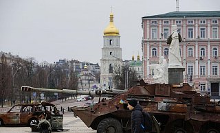 Erbeuteteürussische Kriegsgeräte auf einem Platz in der ukrainischen Hauptstadt Kiew. - ---/kyodo/dpa