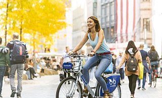 So könnte es bald aussehen: Bielefelder radeln auf einem Miet-Fahrrad. Ob es Nextbike wird? Offen. - Nextbike