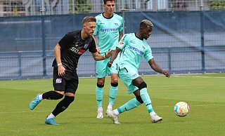 In der Sommervorbereitung feierte der SC Paderborn um Neuzugang Richmond Tachie (r.) einen Testspielsieg gegen den VfL Osnabrück. Und auch in diesem Winter bestreitet der SCP einen Härtetest gegen den Drittligisten von der Bremer Brücke. - Jochem Schulze
