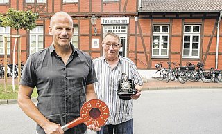 Volker Hildesheim (l.) mit einer alten Polizei-Kelle und Felix Hoffmann mit einem Polizei-Hut vom Polizeimuseum. - Kristoffer Fillies