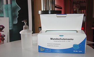Direkt am Eingang von Bernd Ritters Friseursalon an der Steinstraße stehen Desinfektionsmittel und Mundschutz für die Kunden bereit. Von diesem Montag an dürfen Ritter und seine Kollegen wieder arbeiten - nach mehr als sechs Wochen Zwangspause. - Sonja Töbing
