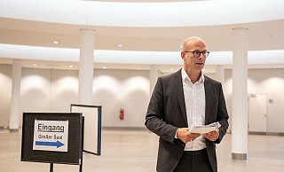 Krisenstabsleiter Ingo Nürnberger erklärt die Lage nach dem überraschenden Auftreten mehrerer Corona-infizierter Schüler. - Oliver Krato
