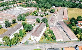 Beim Blick auf die ehemalige Kaserne aus der Vogelperspektive sind die Mannschaftsunterkünfte an der Husarenstraße am unteren Bildrand gut sichtbar, die erhalten bleiben. - Besim Mazhiqi