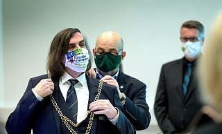Über mehr Geld können sich vor allem die wiedergewählten Bürgermeister  dank eines NRW-Landtagsbeschlusses freuen. Da Gütersloh seit einiger Zeit als Großstadt gilt, gibt es hier das meiste Gehalt für den Posten. Der neue Bürgermeister Norbert Morkes wurde jetzt vereidigt. - Andreas Frücht